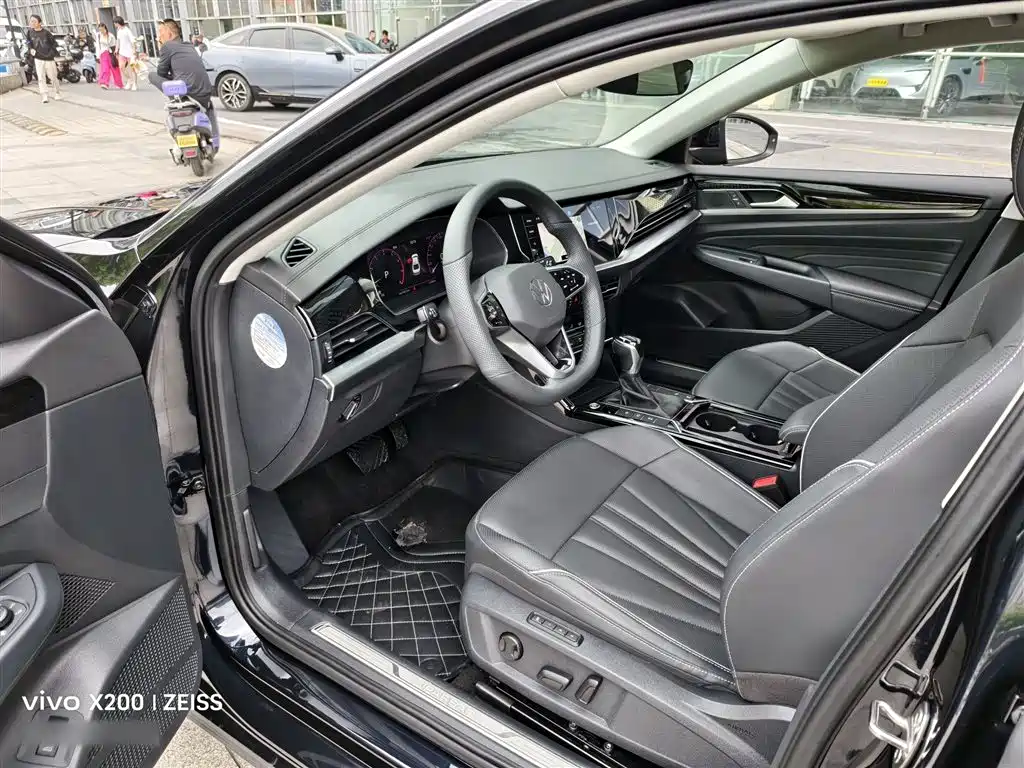 Volkswagen Passat 2024 380TSI Luxury фото 11