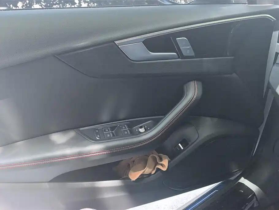 Audi A4L 2025 2 Million Celebration Edition 40 TFSI Luxury Dynamic фото 7