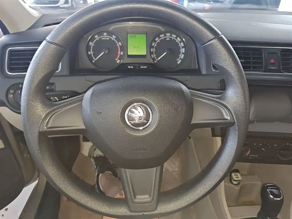 Škoda Rapid 2016 1.6L Automatic Pioneer Edition фото 11