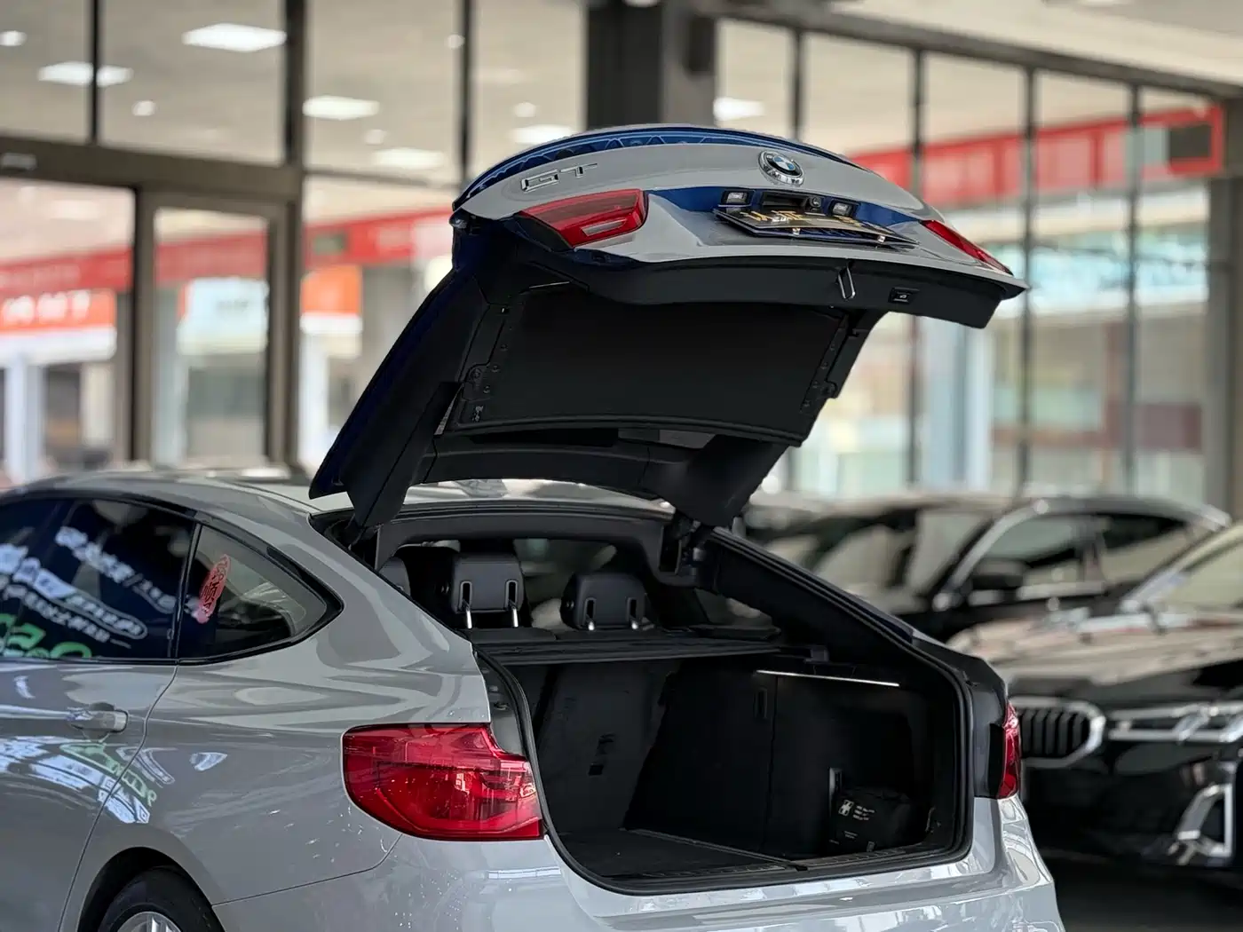 BMW 3 Series GT 2018 320i M Sport фото 16