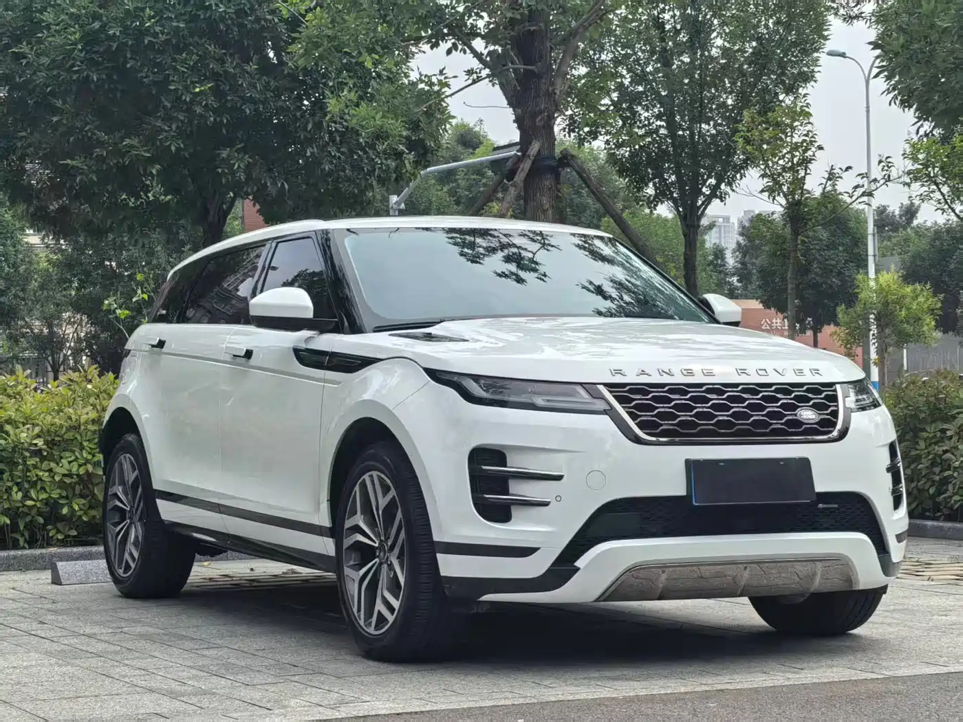 Land Rover Range Rover Evoque 2023 Range Rover Evoque L 249PS Luxury Edition фото 2