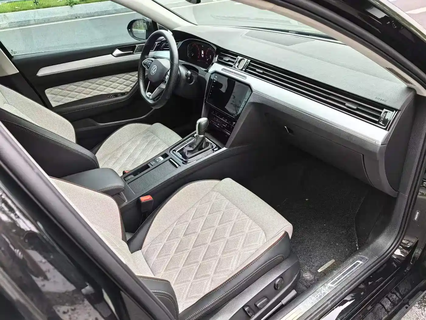 Volkswagen Magotan 2023 Model 2 Million Commemorative Edition 330TSI DSG Luxury фото 7
