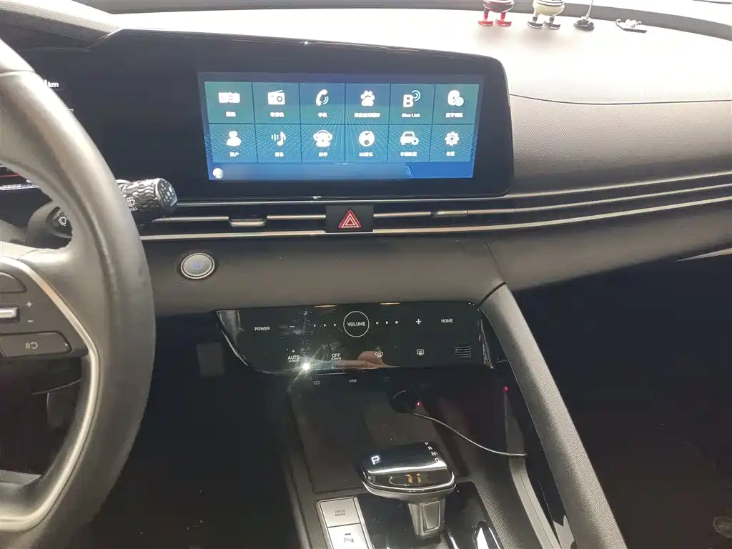 Hyundai Elantra 2021 1.5L CVT LUX Premium Edition фото 6