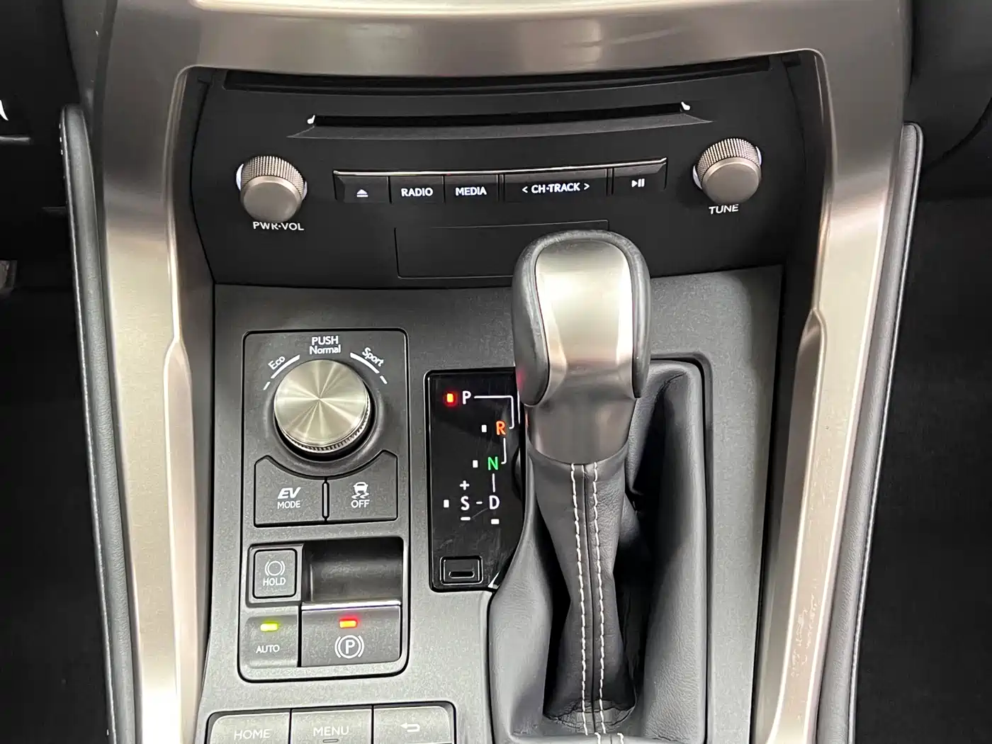 Lexus NX 2020 300h FWD F Sport China VI фото 26