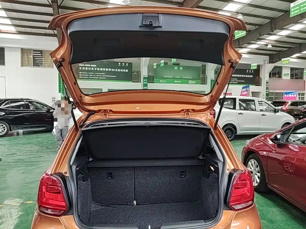 Volkswagen Polo 2016 1.6L Cross Polo Automatic фото 19