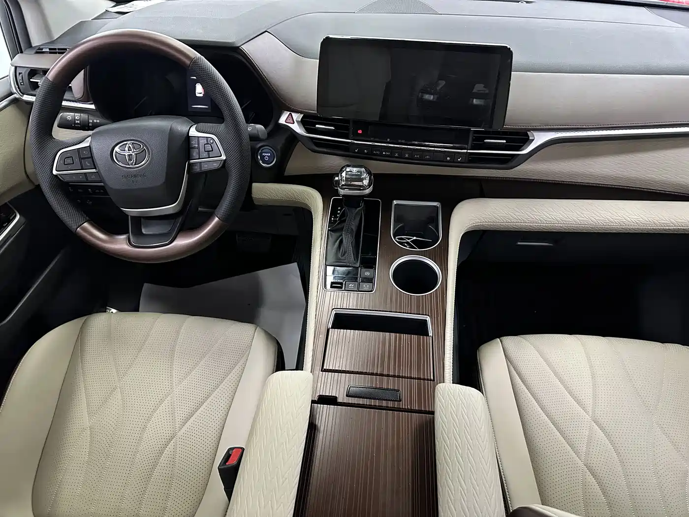Toyota Granvia 2023 2.5L Hybrid Comfort Edition фото 10