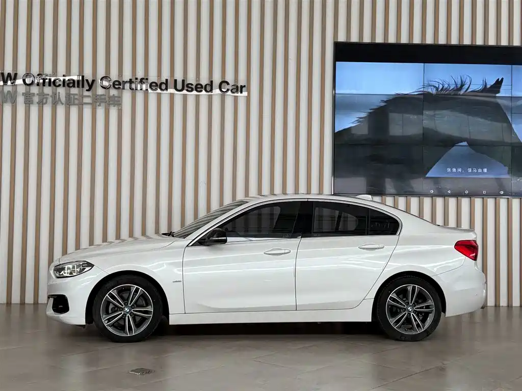 BMW 1 Series 2018 118i Sport Edition фото 3