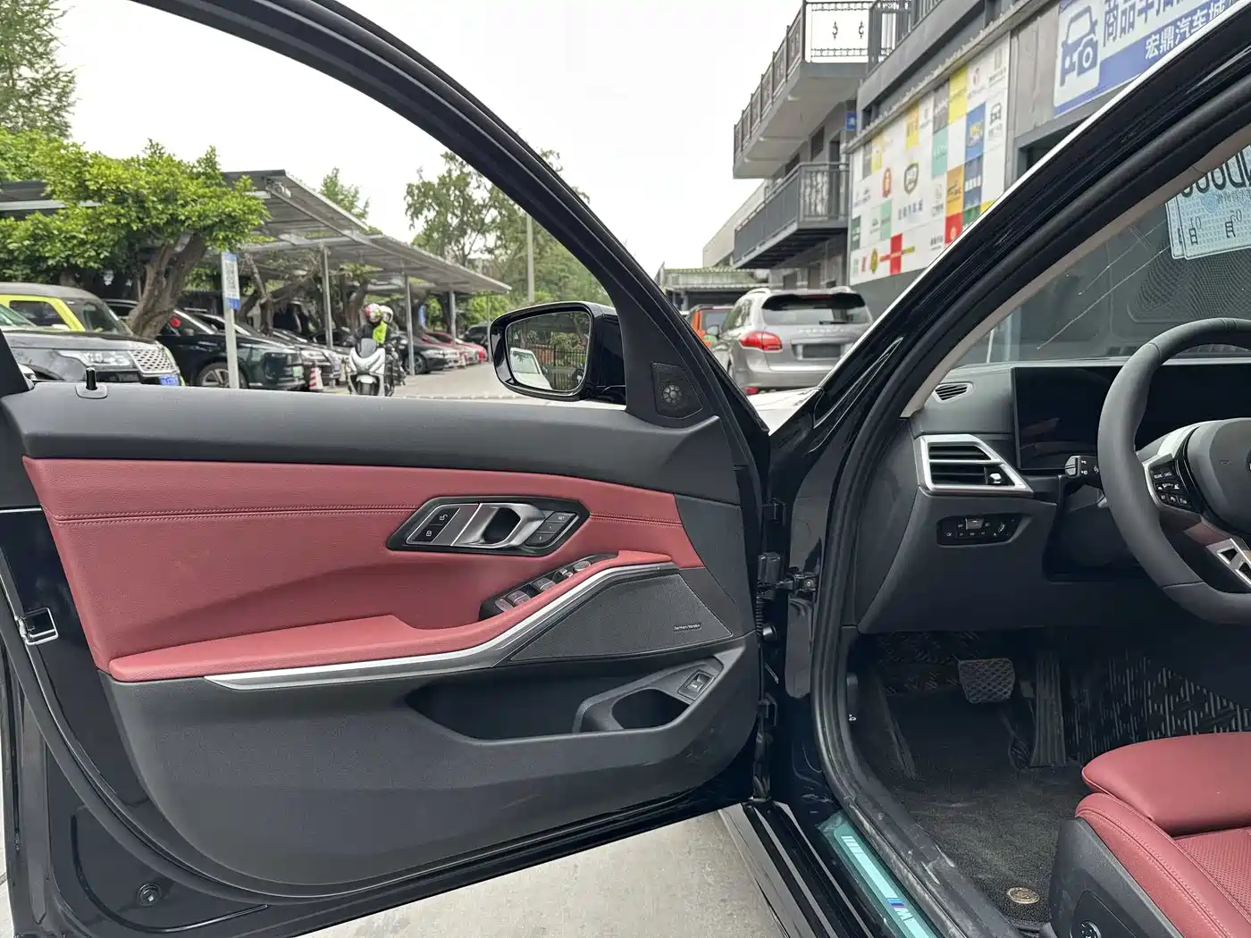 BMW 3 Series 2025 330Li M Sport Night Edition фото 10
