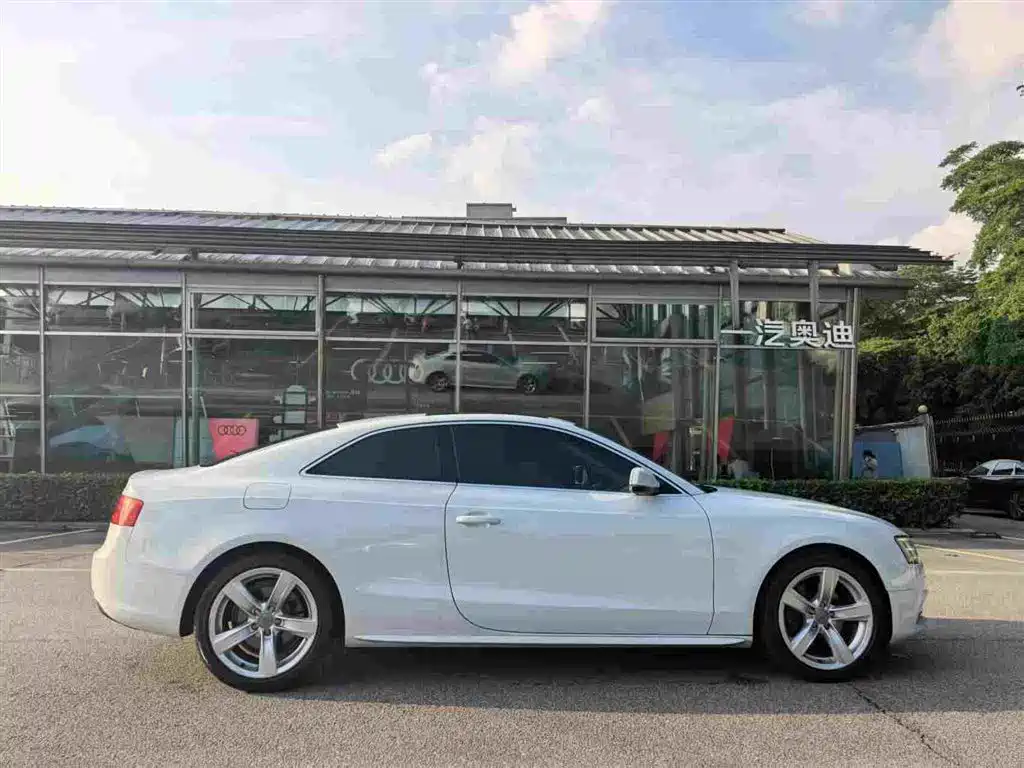 Audi A5 (Import) 2010 2.0TFSI Coupe фото 3