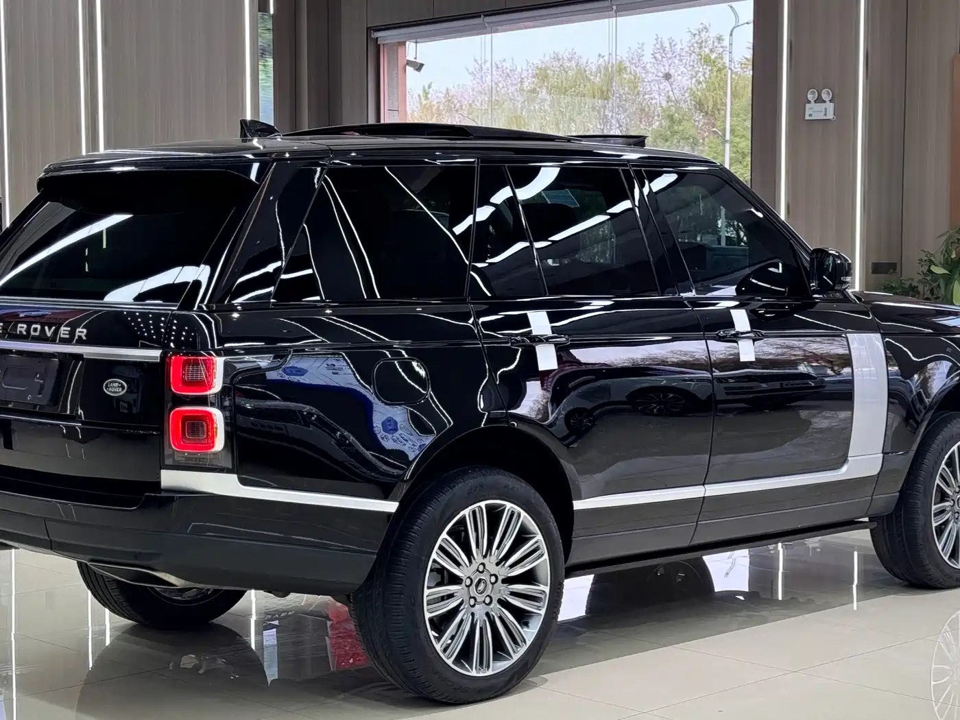 Land Rover Range Rover 2022 3.0 L6 360PS Golden Age Edition фото 6