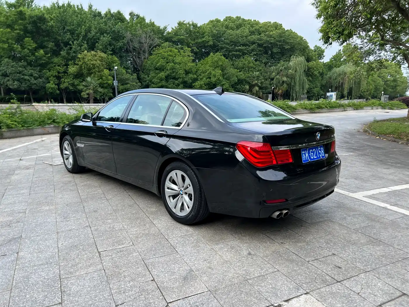 BMW 7 Series 2009 730Li Leading фото 7