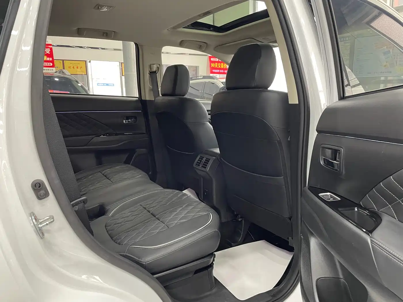 MITSUBISHI OUTLANDER