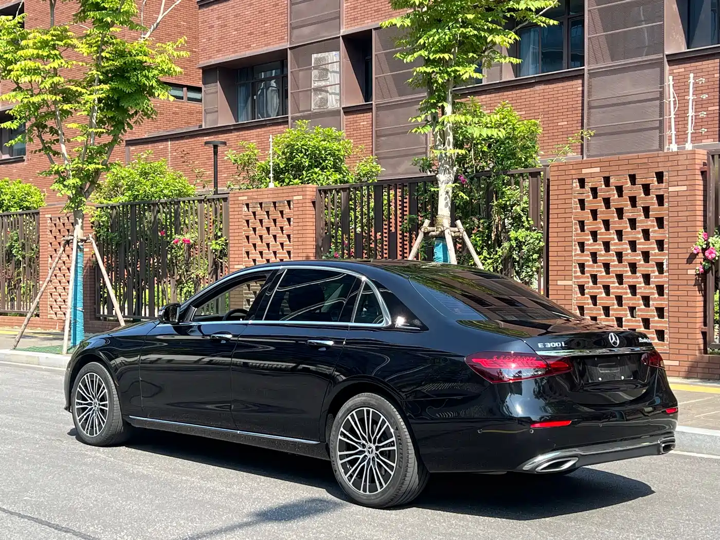 Mercedes-Benz E-Class 2023 E 300 L Sport Fashion фото 4