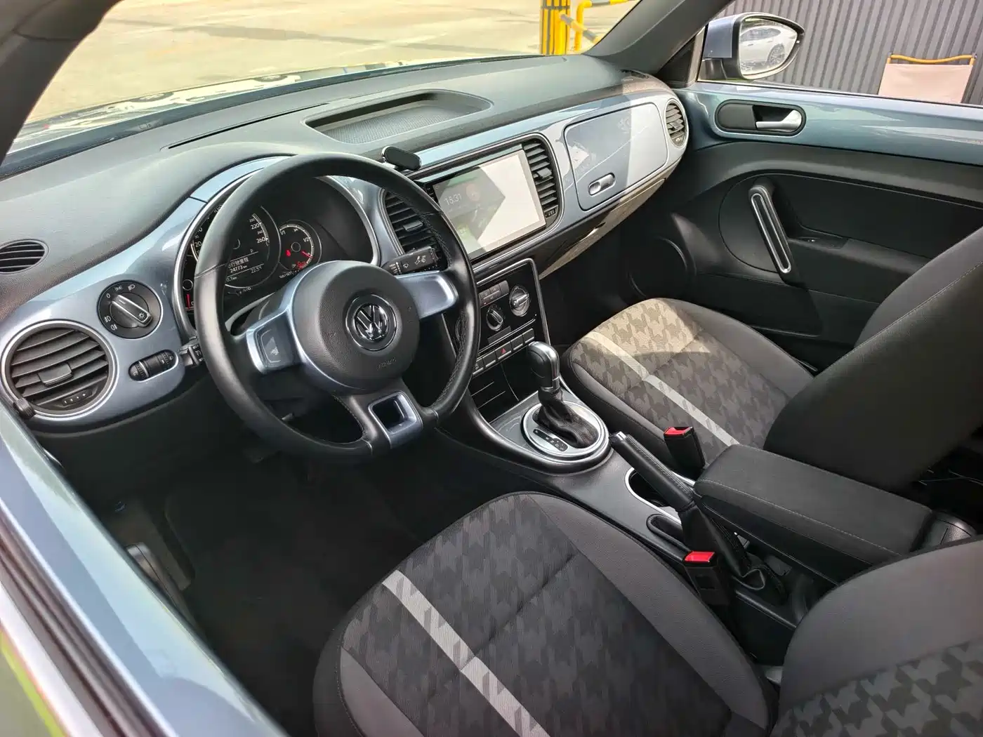 Volkswagen Beetle 2018 180TSI Charming Red Edition фото 10