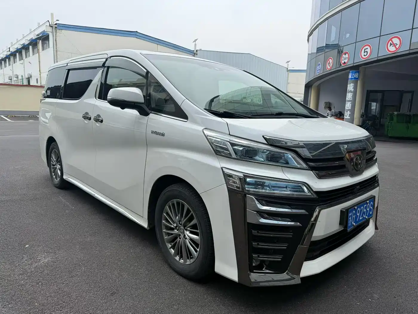 Toyota Vellfire 2019 Hybrid 2.5L HV Premium Edition фото 6
