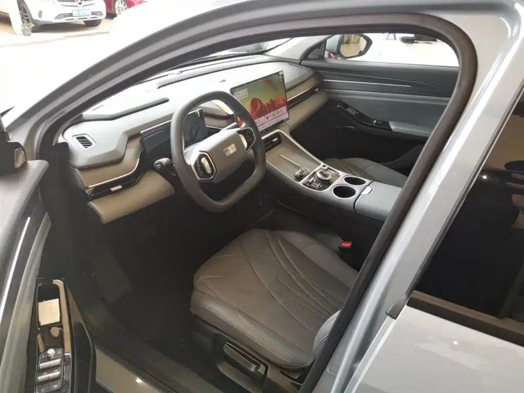 Geely Galaxy Galaxy L6 2025 EM-i 60km Voyage Edition фото 16