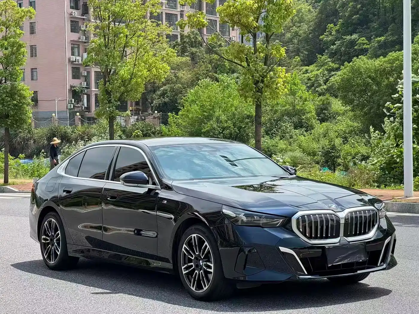 BMW 5 Series 2025 530Li Leading M Sport Package фото 3