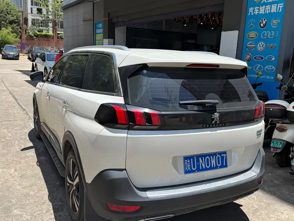 Фото 8 - Peugeot 5008