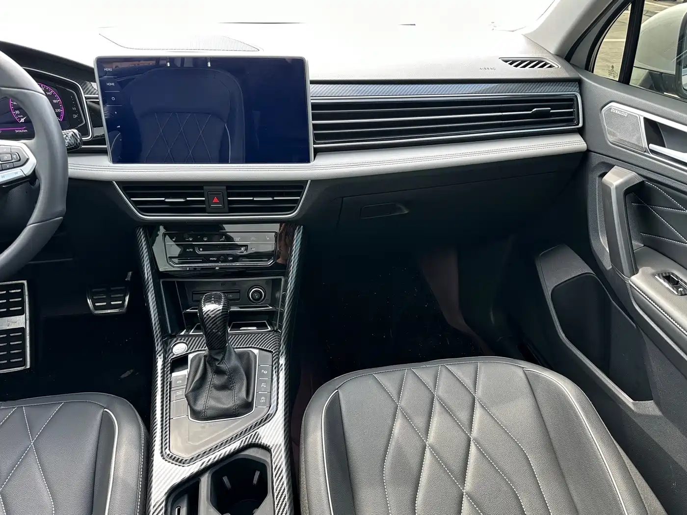 Volkswagen Tiguan L 2024 Outstanding 330TSI Auto 2WD R-Line Dragon Glory Edition фото 11