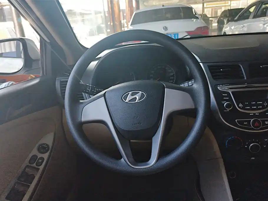 Hyundai Verna 2014 1.4L Manual Fashion GS фото 15