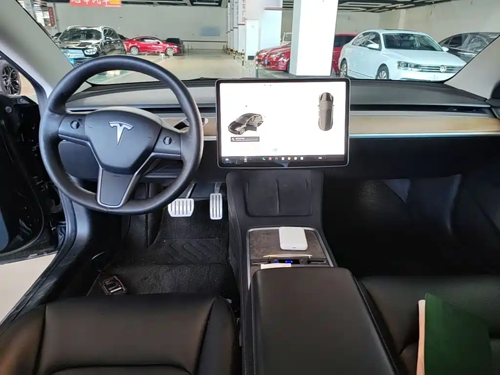 Фото 10 - Tesla Model 3