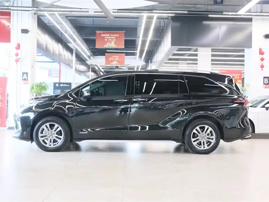 Toyota Granvia 2023 2.5L Hybrid Comfort Edition фото 3