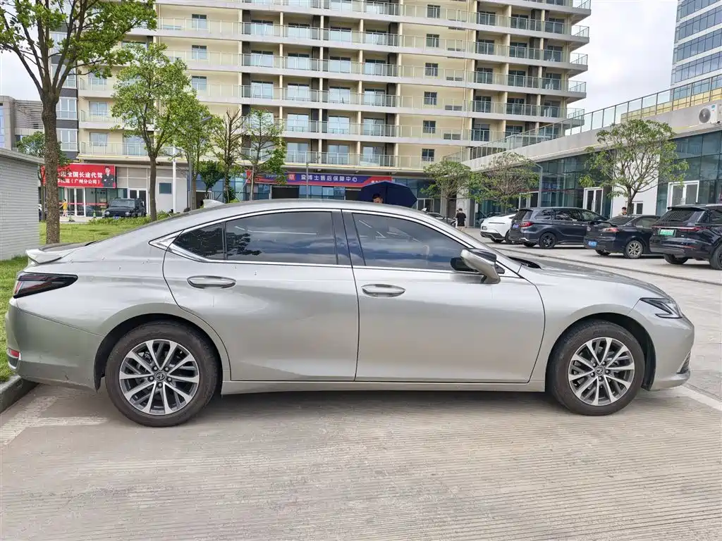 Lexus ES 2025 200 Ultimate Edition фото 9