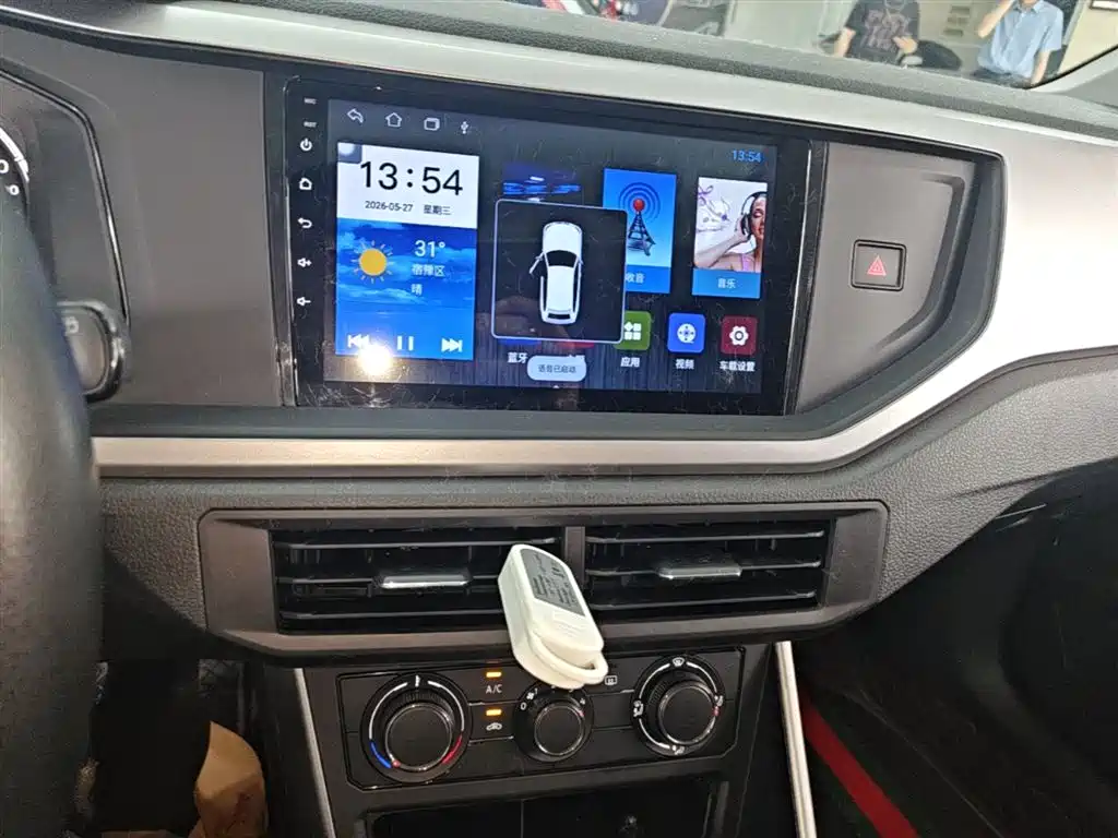 VOLKSWAGEN POLO