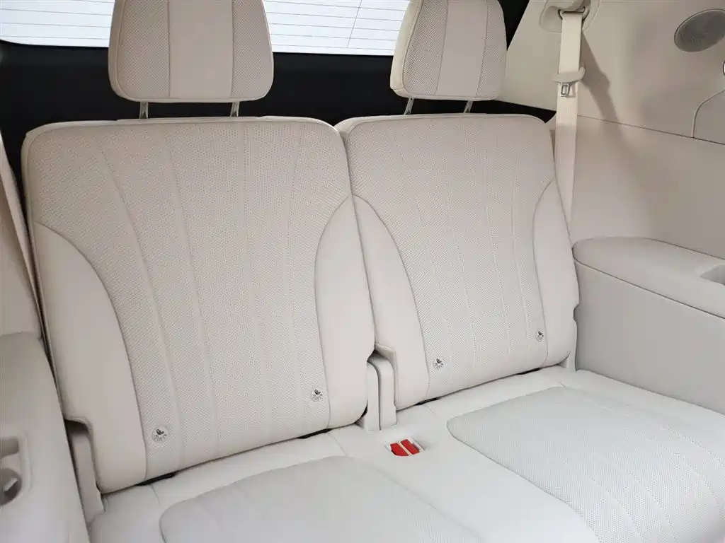 AITO Wenjie AITO M8 2025 Model Extended Range Max+ Edition 53.4kWh 6-Seater фото 24