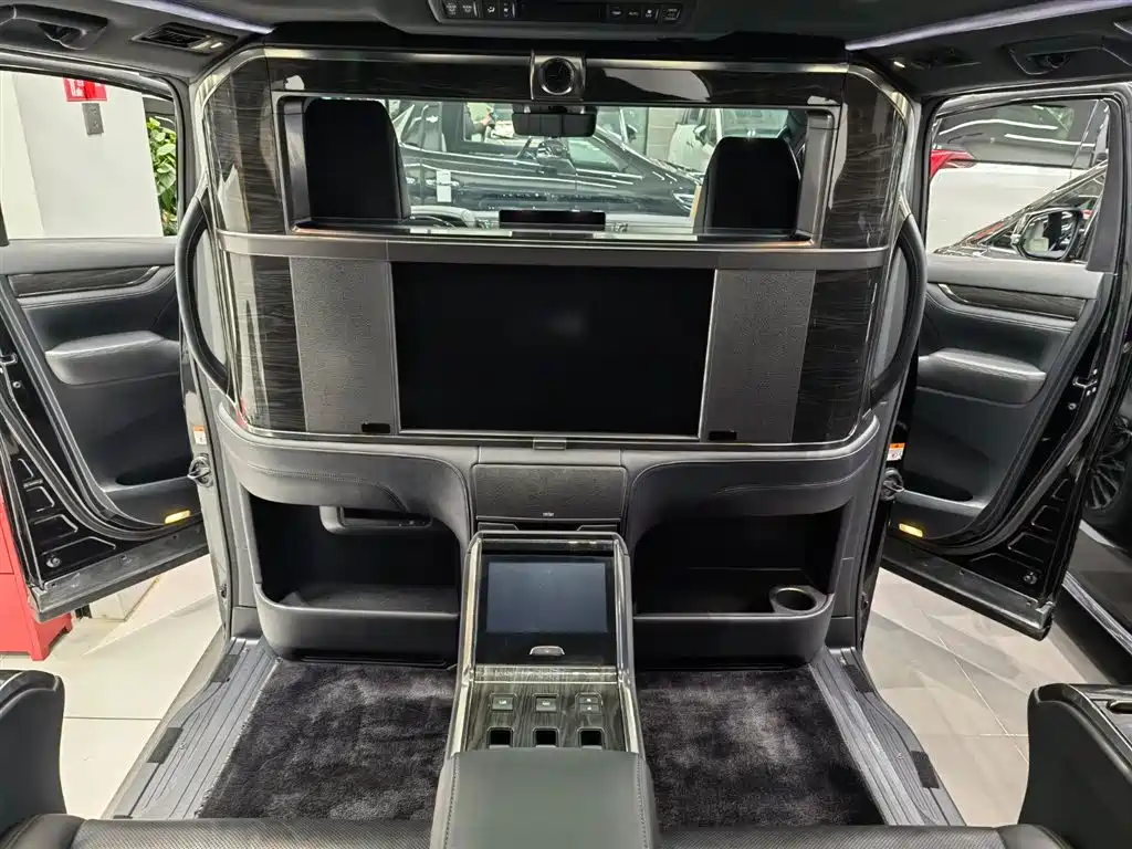 Lexus LM 2020 300h 4-Seat Imperial Edition фото 7