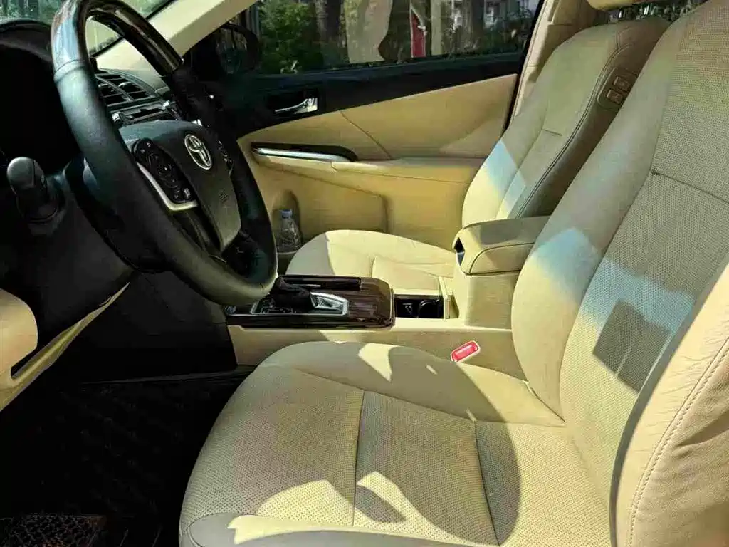 Toyota Camry 2016 Hybrid 2.5HG 10th Anniversary Luxury Navigation Edition фото 9
