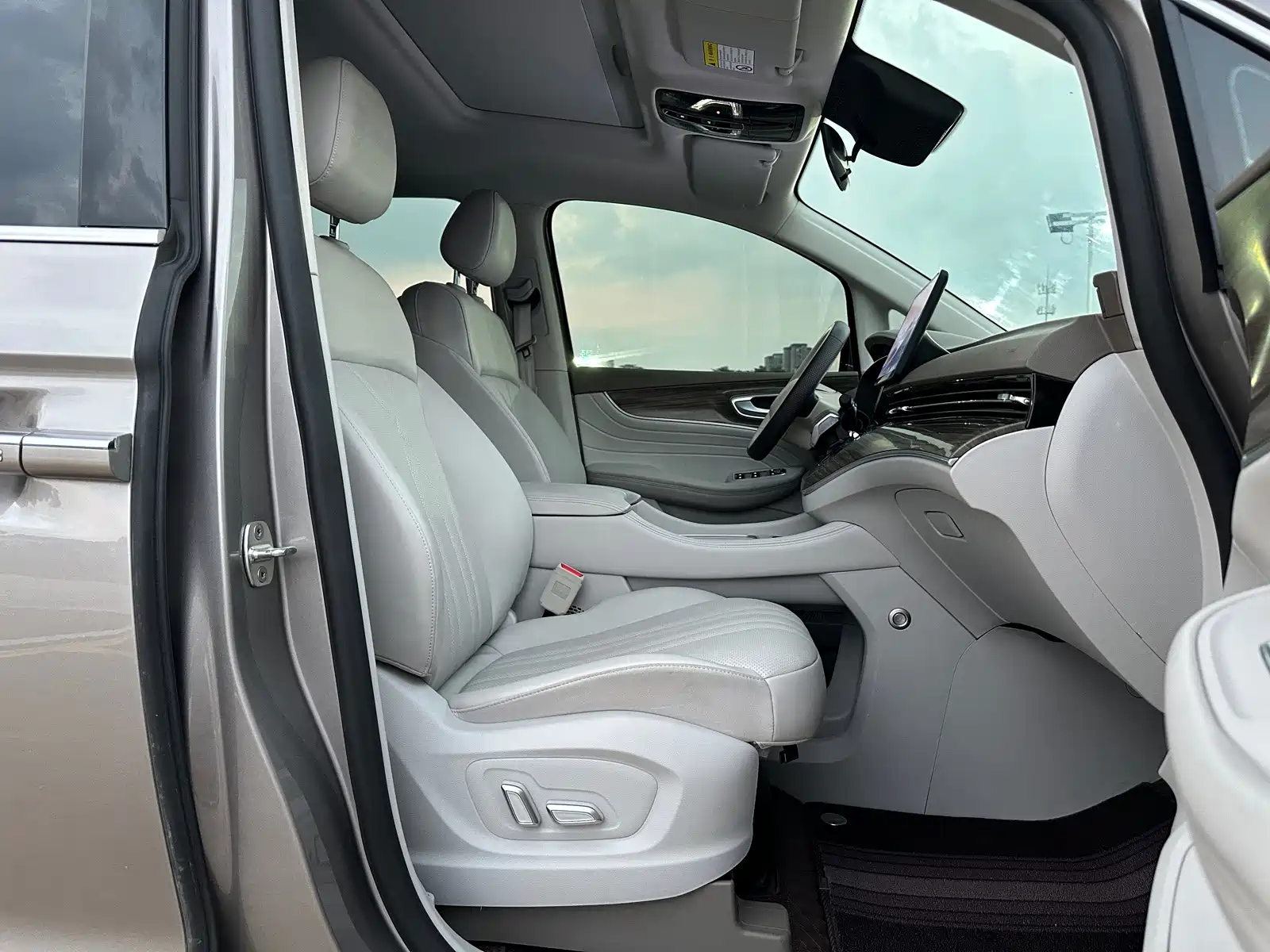 Фото 33 - Roewe iMAX8 EV