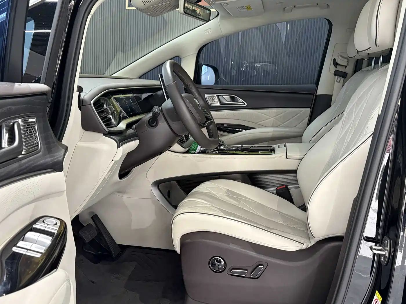 Denza D9 2024 DM-i 980 AWD Flagship фото 16