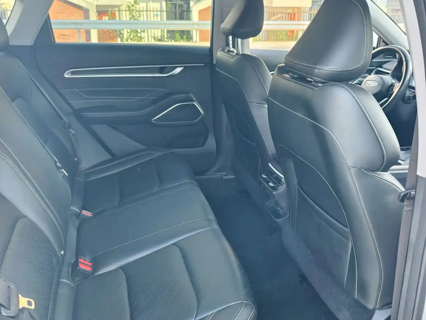 Фото 9 - Geely Emgrand