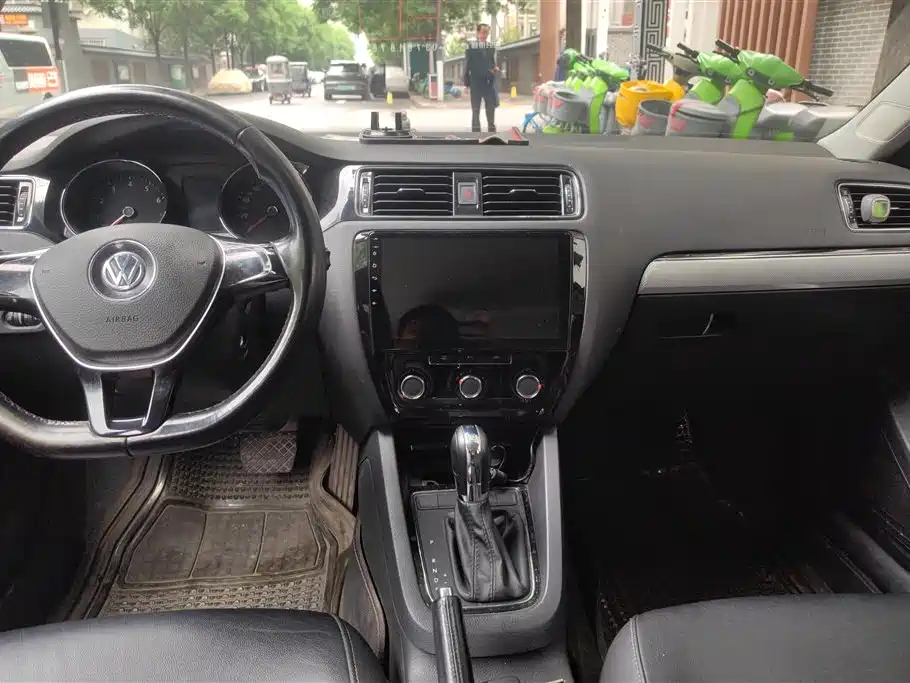 Volkswagen Sagitar 2015 1.6L Automatic Comfort фото 12