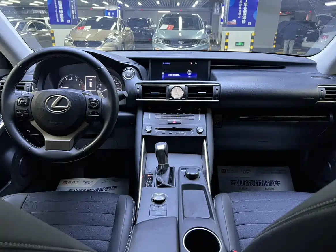 Lexus IS 2017 300 Leading Edition фото 17