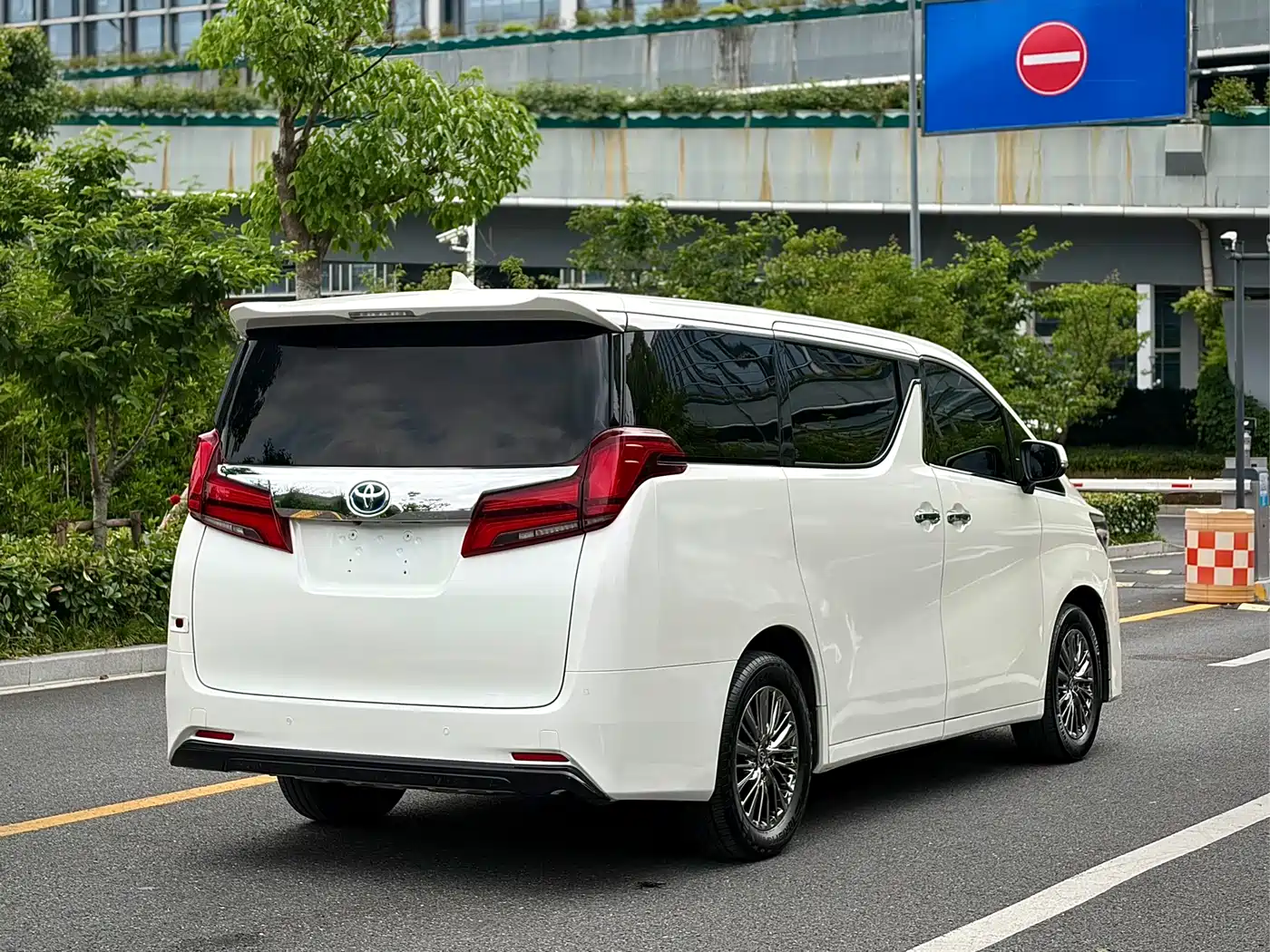 Toyota Alphard 2021 Hybrid 2.5L Premium фото 5