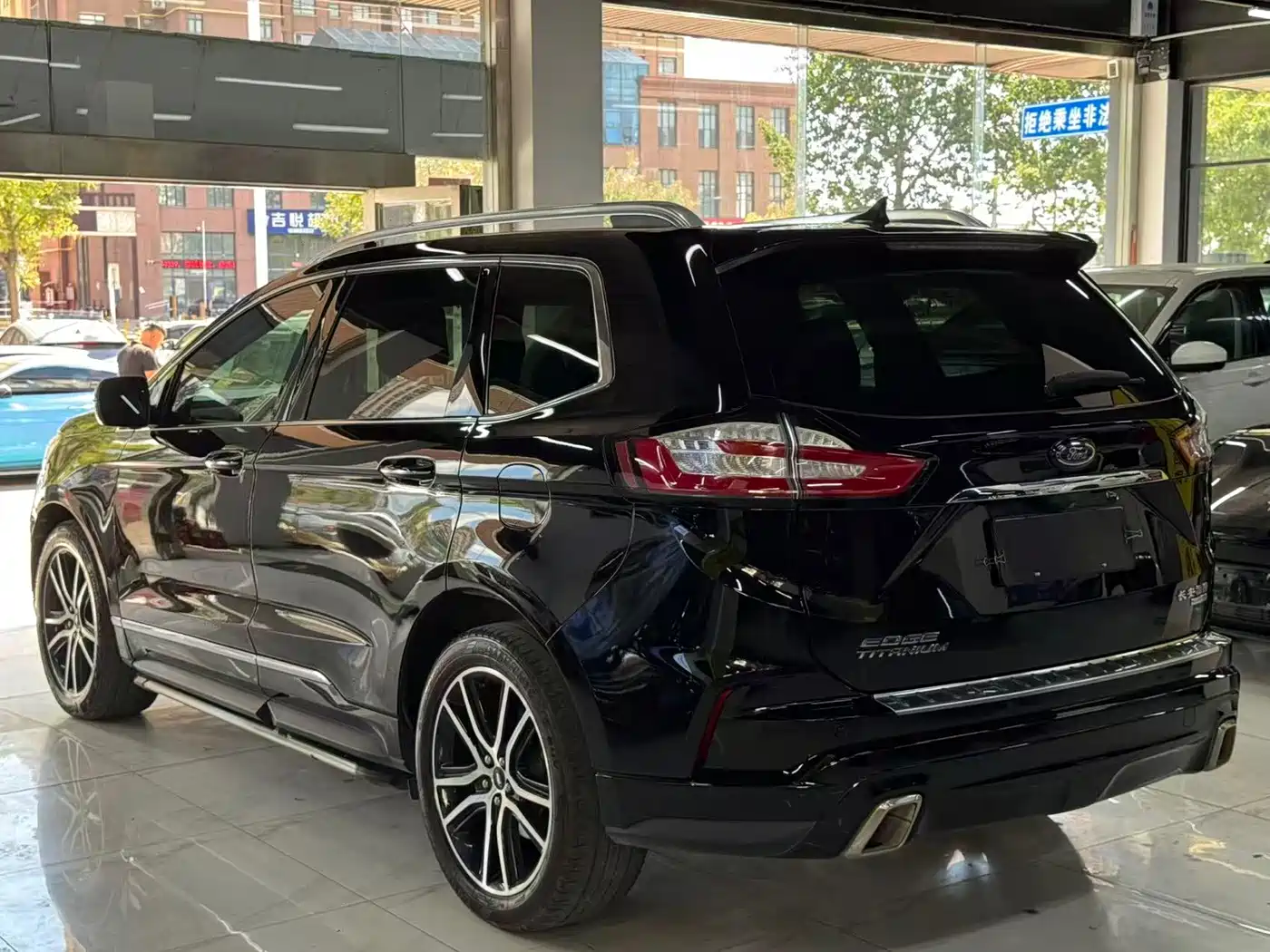Photo 4 - Ford Edge