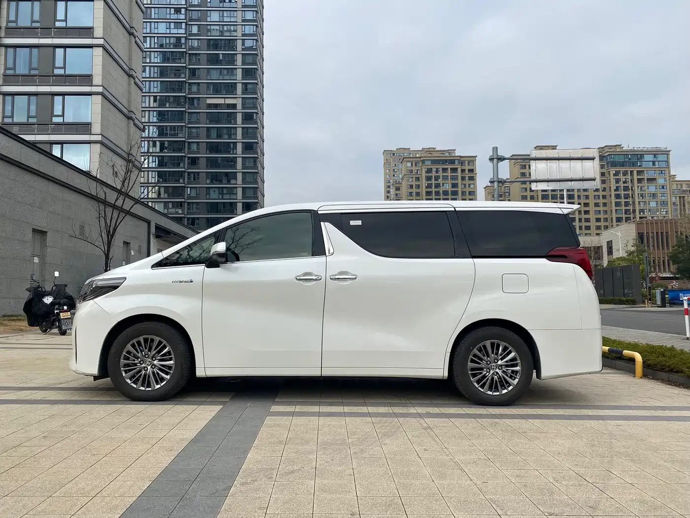 Toyota Alphard 2021 Hybrid 2.5L Luxury фото 17