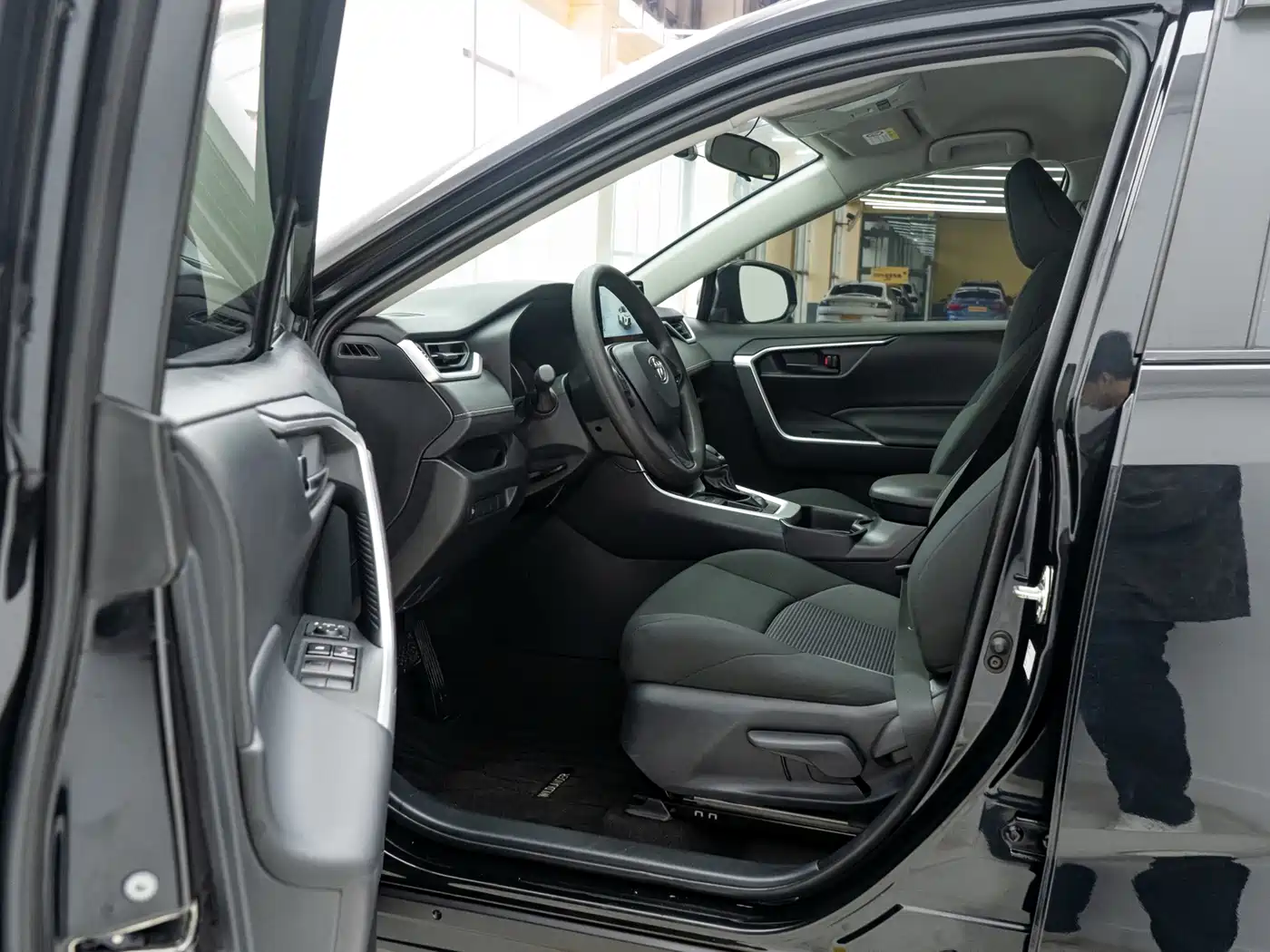 Toyota Wildlander 2023 2.0L CVT FWD LE фото 6