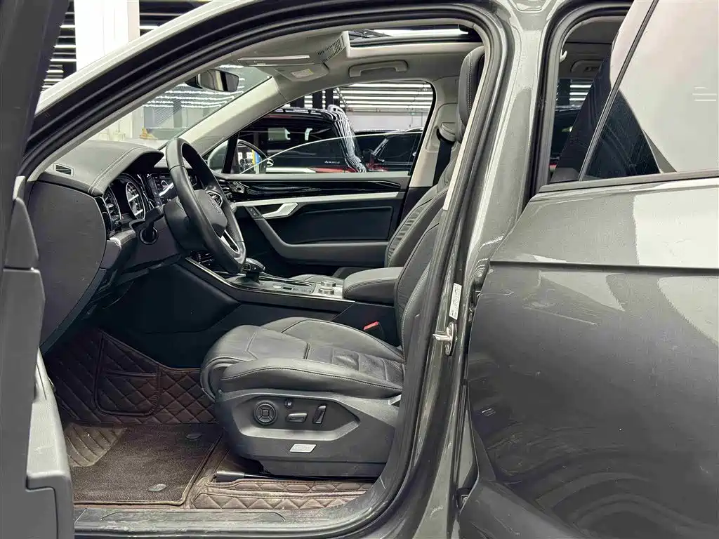 VOLKSWAGEN TOUAREG