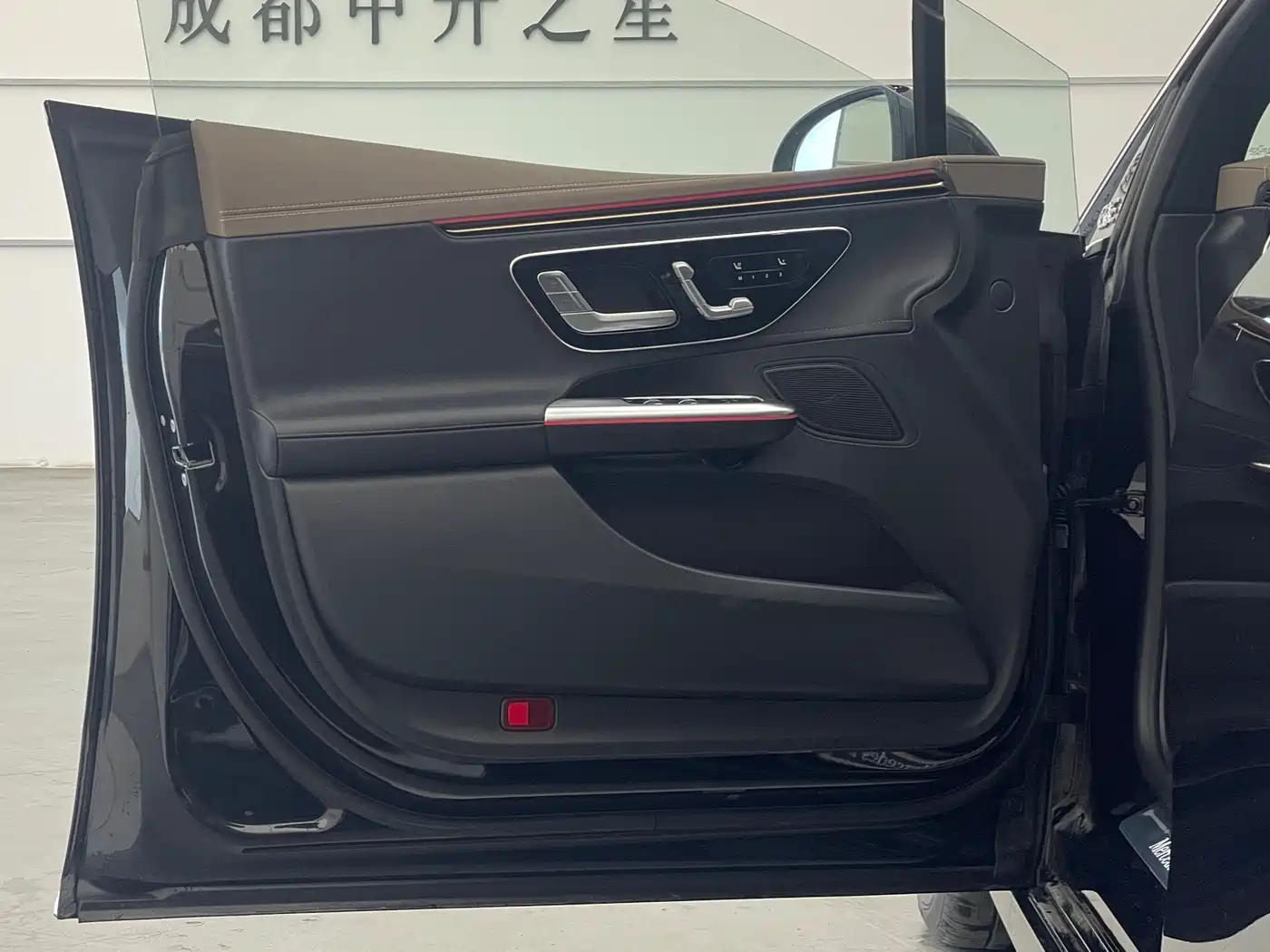 Mercedes-Benz EQE 2025 Model 500 4MATIC Luxury Edition фото 6