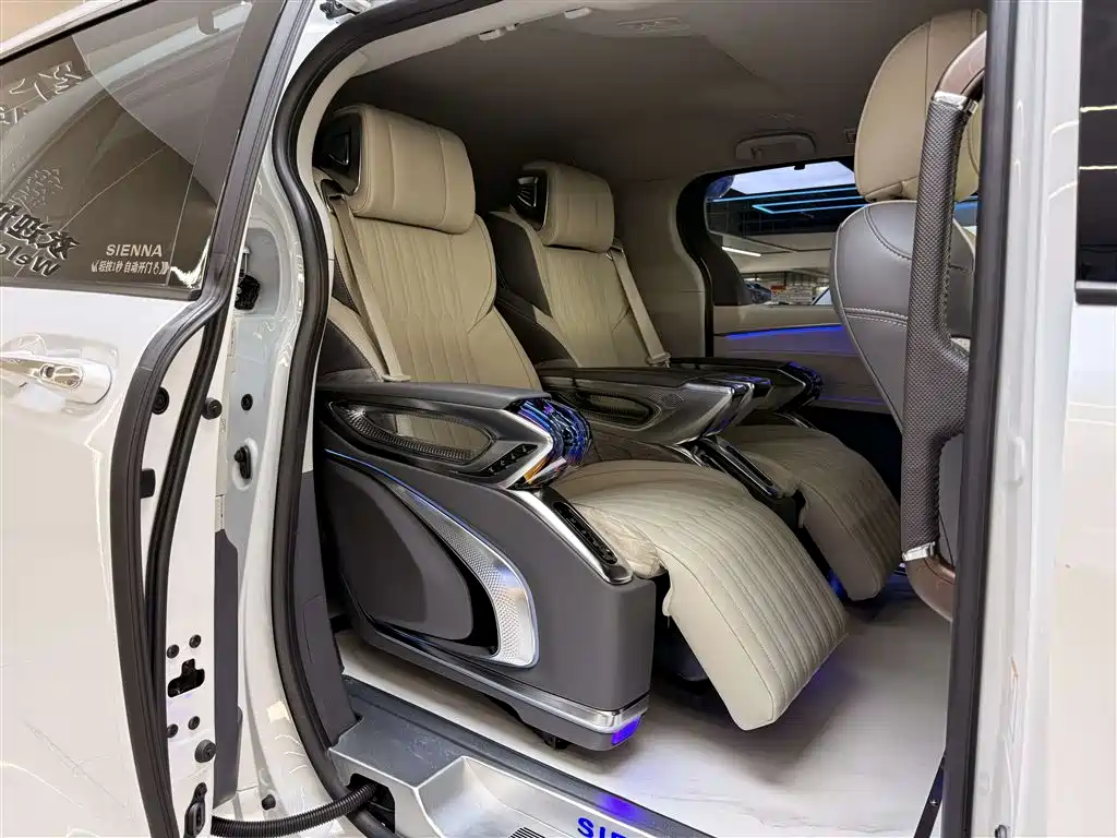 Toyota Sienna 2023 2.5L Hybrid Comfort Edition фото 12