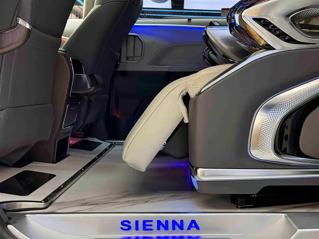 Toyota Sienna 2023 2.5L Hybrid Comfort Edition фото 13