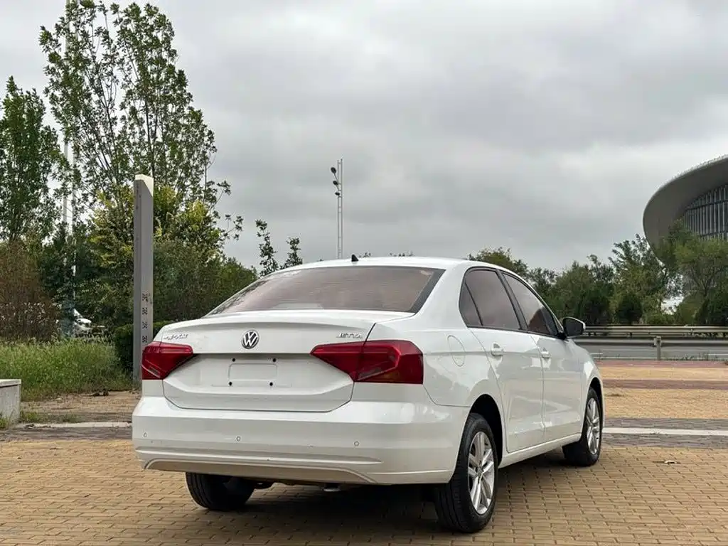 Photo 4 - Volkswagen Jetta