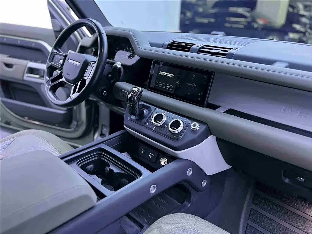 Land Rover Defender 2020 Model 110 P400 HSE фото 12