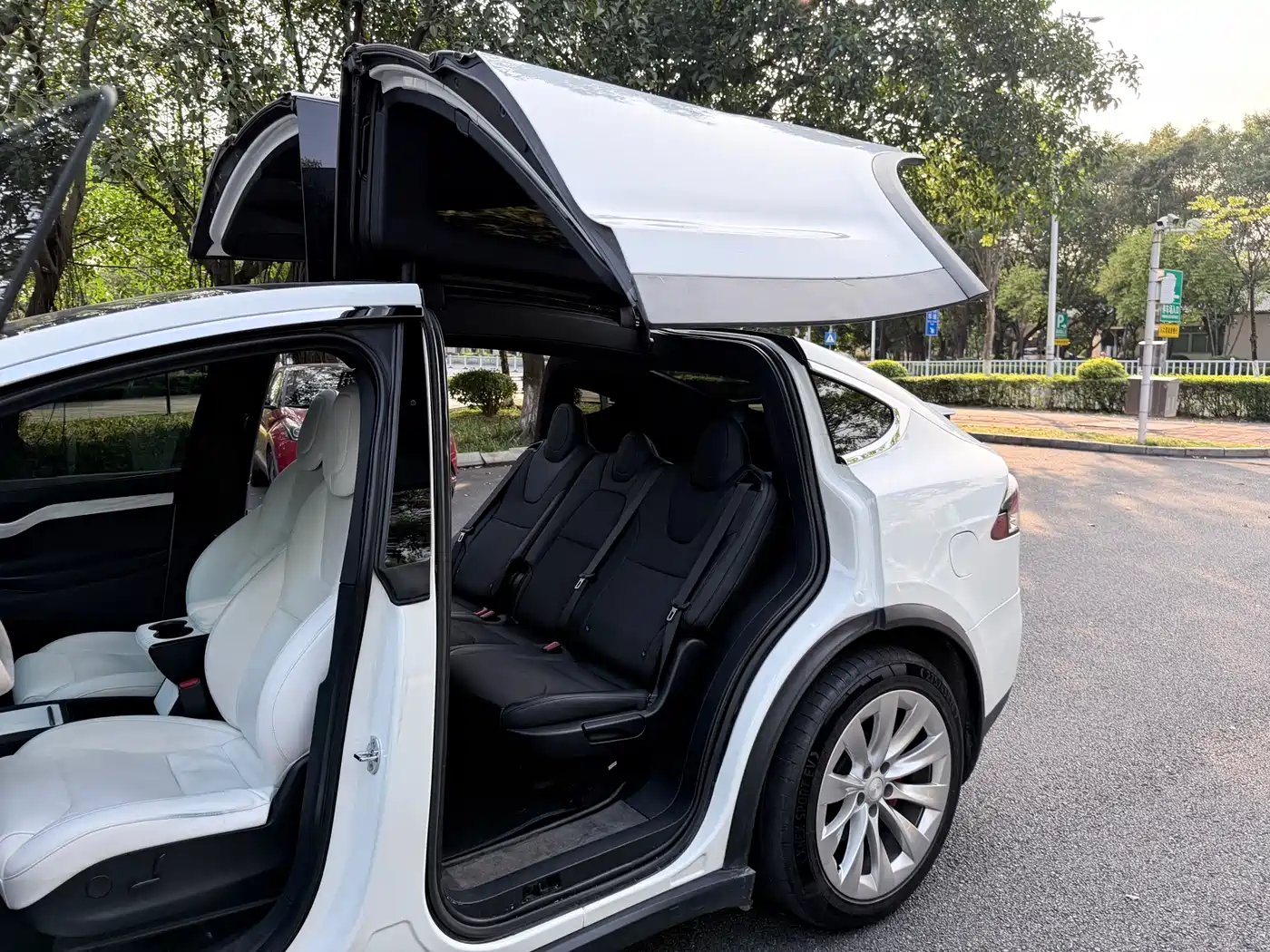 TESLA MODEL X