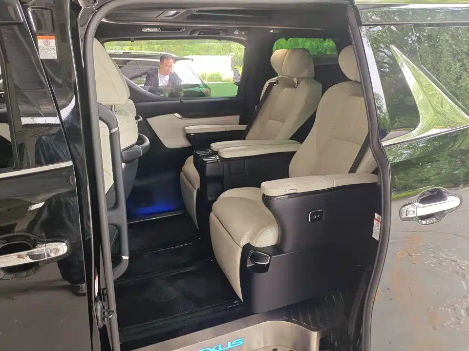 Lexus LM 2020 300h Seven-Seater Elegance Edition фото 12