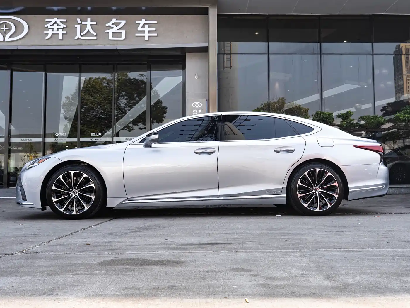 Lexus LS 2021 500h Executive Edition фото 4