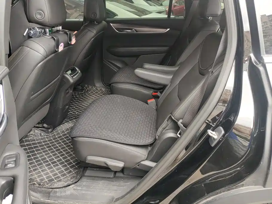 Photo 11 - Cadillac XT6